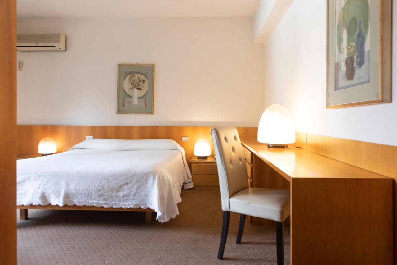 Hotel Due Mori Читадела Екстериор снимка